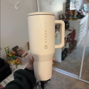 Poshmark Cream HydroJug White Insulated Water Bottle 40oz